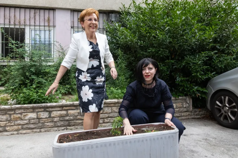 Podijelile su prisutnima proizvode od cannabisa te posadile jednu biljku u žardinjeru iza SDP-a.