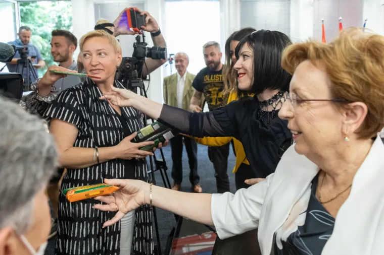 MIRELA HOLY PREDSTAVILA 'LEX CANNABIS': U žardinjeru iza SDP-a posadila jednu biljku
