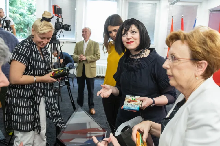 MIRELA HOLY PREDSTAVILA 'LEX CANNABIS': U žardinjeru iza SDP-a posadila jednu biljku