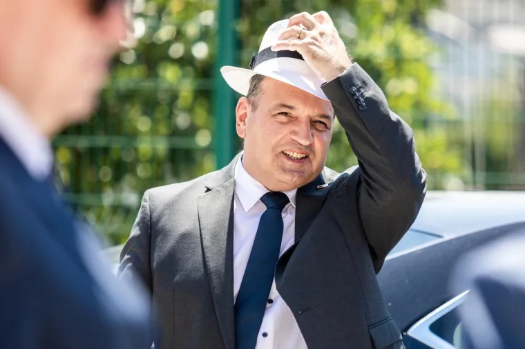 Aktualni ministar zdravstva Vili Bero&scaron; promijenio je modni izričaj na koji smo navikli te 'look' upotpunio bijelim &scaron;e&scaron;irom.