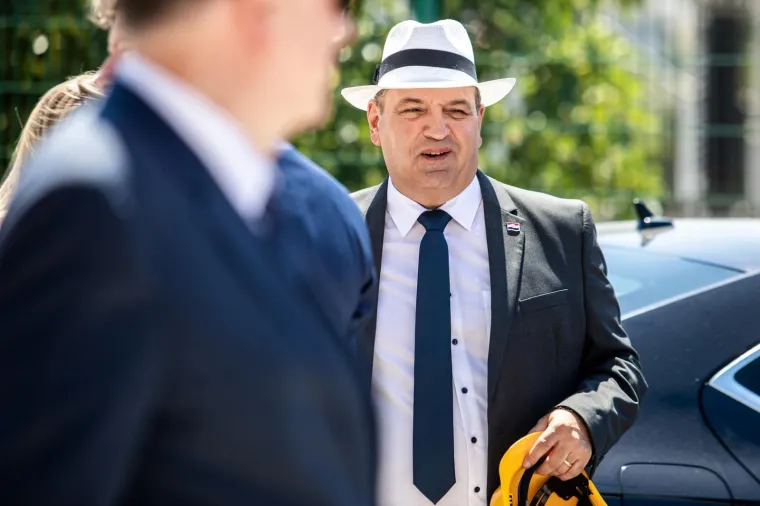 NOVI MODNI IZRIČAJ MINISTRA ZDRAVSTVA? Vili Bero&scaron; u Splitu se pojavio sa omiljenim &scaron;e&scaron;irom holivudskih glumaca