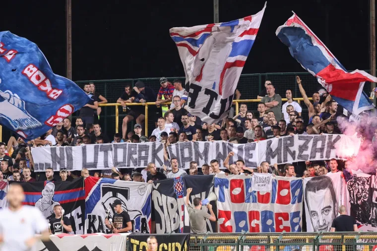 [FOTO] HAJDUKU SE SPREMA NOVA KAZNA: Torcida bacala baklje u teren, vikali igračima da su 'pičk***', istaknuli i novu poruku