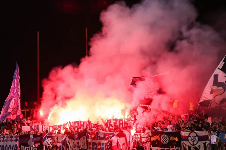 [FOTO] HAJDUKU SE SPREMA NOVA KAZNA: Torcida bacala baklje u teren, vikali igračima da su 'pičk***', istaknuli i novu poruku