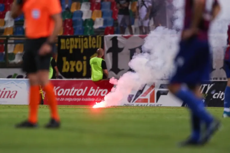 [FOTO] HAJDUKU SE SPREMA NOVA KAZNA: Torcida bacala baklje u teren, vikali igračima da su 'pičk***', istaknuli i novu poruku