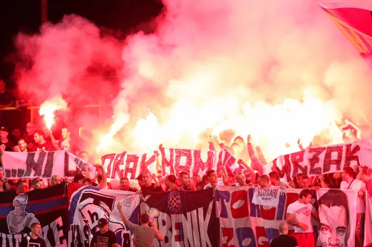 [FOTO] HAJDUKU SE SPREMA NOVA KAZNA: Torcida bacala baklje u teren, vikali igračima da su 'pičk***', istaknuli i novu poruku