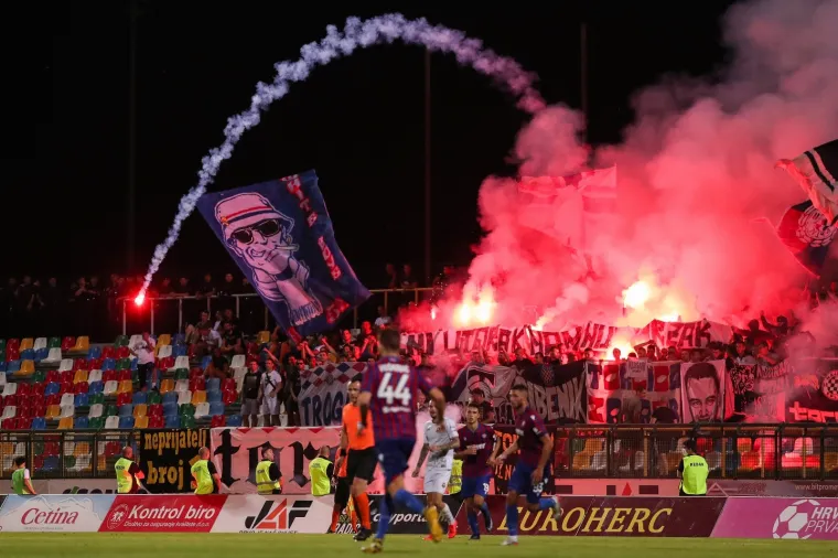 [FOTO] HAJDUKU SE SPREMA NOVA KAZNA: Torcida bacala baklje u teren, vikali igračima da su 'pičk***', istaknuli i novu poruku