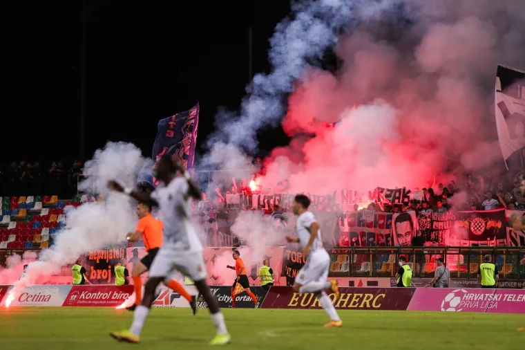 [FOTO] HAJDUKU SE SPREMA NOVA KAZNA: Torcida bacala baklje u teren, vikali igračima da su 'pičk***', istaknuli i novu poruku