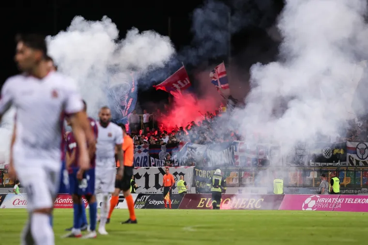 [FOTO] HAJDUKU SE SPREMA NOVA KAZNA: Torcida bacala baklje u teren, vikali igračima da su 'pičk***', istaknuli i novu poruku