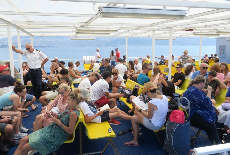 Gužva na trajektu za Supetar: Ne po&scaron;tuje se socijalna distanca, a tek poneki putnik nosi masku