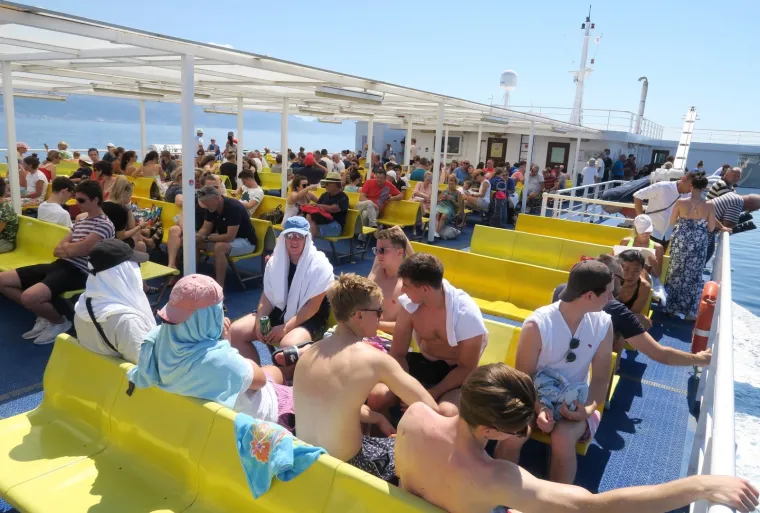 Gužva na trajektu za Supetar: Ne po&scaron;tuje se socijalna distanca, a tek poneki putnik nosi masku