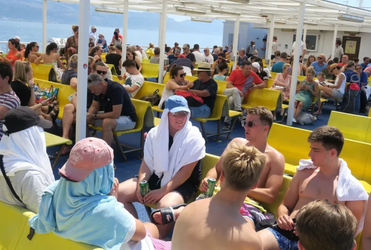 Gužva na trajektu za Supetar: Ne po&scaron;tuje se socijalna distanca, a tek poneki putnik nosi masku