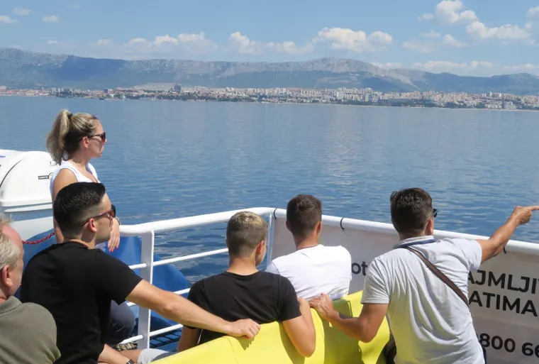 Gužva na trajektu za Supetar: Ne po&scaron;tuje se socijalna distanca, a tek poneki putnik nosi masku