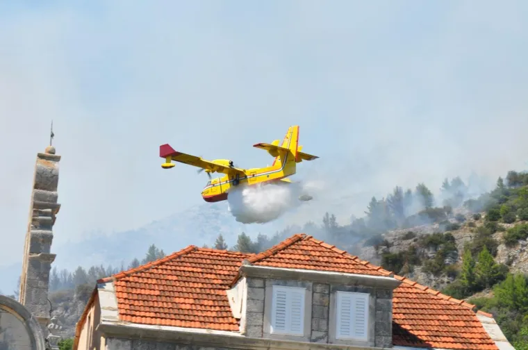 Zapalila se gusta borova šuma iznad Kučišta na Pelješcu, u pomoć pristigli i kanaderi