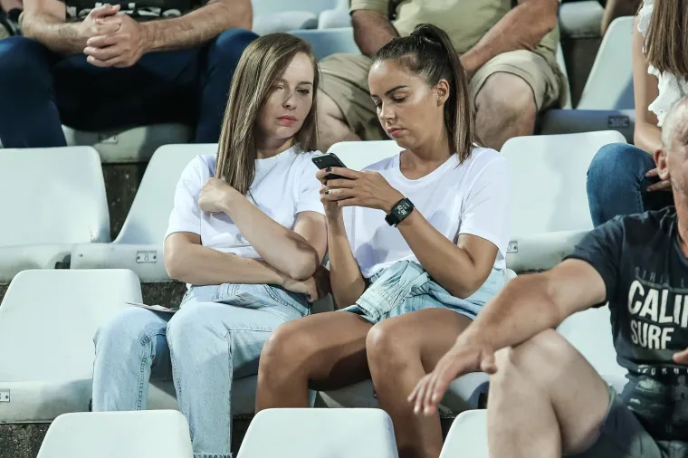 Derbi 32. kola HNL-a između Osijeka i Rijeke u Gradskom vrtu, na tribinama osječkog nogometnog zdanja, privukao je interes gledatelja, među kojima su viđene i lijepe djevojke.