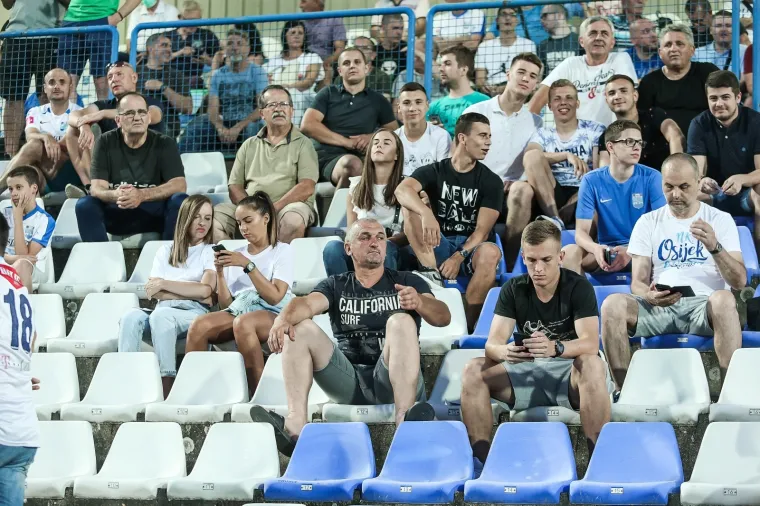 [FOTO] U JEDNOM TRENUTKU SVI NA STADIONU GLEDALI SU U NJIH: Ljepotice očarale Gradski vrt i podigle temperaturu do usijanja