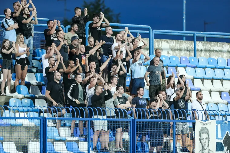 [FOTO] U JEDNOM TRENUTKU SVI NA STADIONU GLEDALI SU U NJIH: Ljepotice očarale Gradski vrt i podigle temperaturu do usijanja