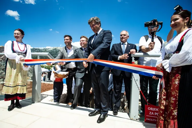 KAKO PLENKOVIĆ I HDZ DRŽE DISTANCU: Puna 'Nebeska &scaron;etnica' na Biokovu, nikog nije briga za distancu