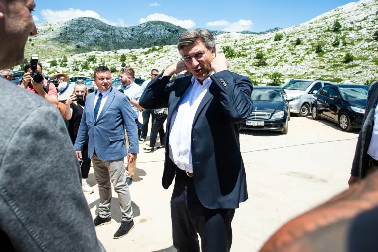 KAKO PLENKOVIĆ I HDZ DRŽE DISTANCU: Puna 'Nebeska &scaron;etnica' na Biokovu, nikog nije briga za distancu