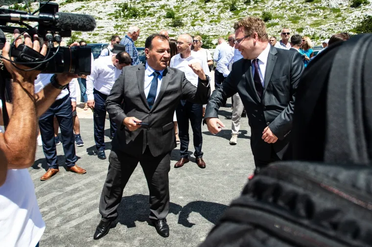 KAKO PLENKOVIĆ I HDZ DRŽE DISTANCU: Puna 'Nebeska &scaron;etnica' na Biokovu, nikog nije briga za distancu