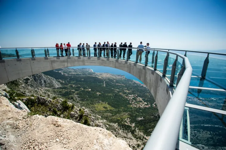 KAKO PLENKOVIĆ I HDZ DRŽE DISTANCU: Puna 'Nebeska &scaron;etnica' na Biokovu, nikog nije briga za distancu