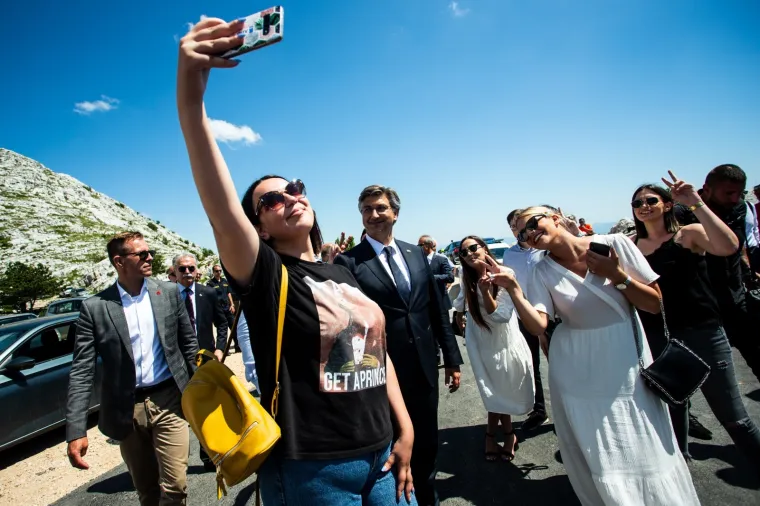KAKO PLENKOVIĆ I HDZ DRŽE DISTANCU: Puna 'Nebeska &scaron;etnica' na Biokovu, nikog nije briga za distancu