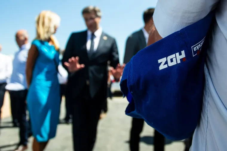 KAKO PLENKOVIĆ I HDZ DRŽE DISTANCU: Puna 'Nebeska &scaron;etnica' na Biokovu, nikog nije briga za distancu