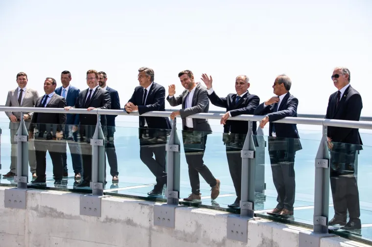 KAKO PLENKOVIĆ I HDZ DRŽE DISTANCU: Puna 'Nebeska &scaron;etnica' na Biokovu, nikog nije briga za distancu