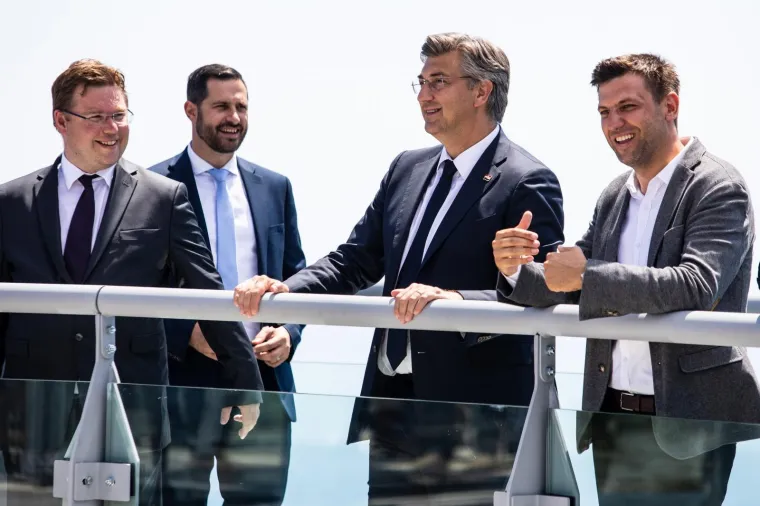 KAKO PLENKOVIĆ I HDZ DRŽE DISTANCU: Puna 'Nebeska &scaron;etnica' na Biokovu, nikog nije briga za distancu