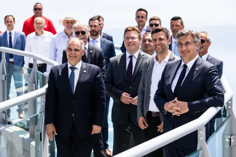 KAKO PLENKOVIĆ I HDZ DRŽE DISTANCU: Puna 'Nebeska &scaron;etnica' na Biokovu, nikog nije briga za distancu