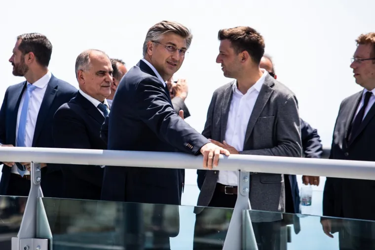 KAKO PLENKOVIĆ I HDZ DRŽE DISTANCU: Puna 'Nebeska &scaron;etnica' na Biokovu, nikog nije briga za distancu