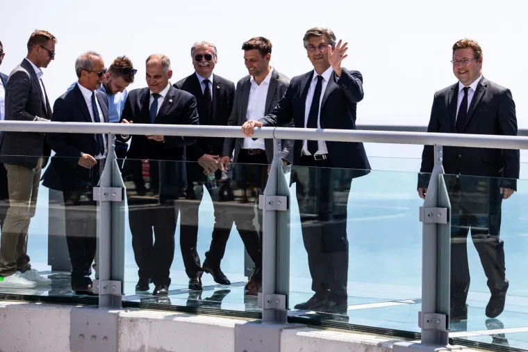 KAKO PLENKOVIĆ I HDZ DRŽE DISTANCU: Puna 'Nebeska &scaron;etnica' na Biokovu, nikog nije briga za distancu