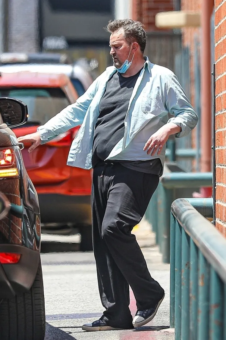 &Scaron;TO MU SE DOGODILO? Poznati glumac &scaron;okirao izgledom, te&scaron;ko je disao i jedva stajao na nogama