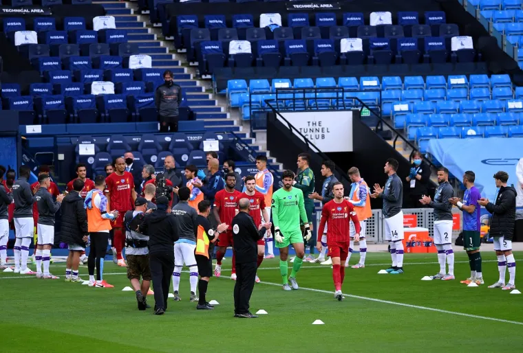 Nogometa&scaron;i Manchester Cityja "&scaron;palirom" su pozdravili igrače Liverpoola dok su ulazili na teren prije njihove međusobne utakmice.