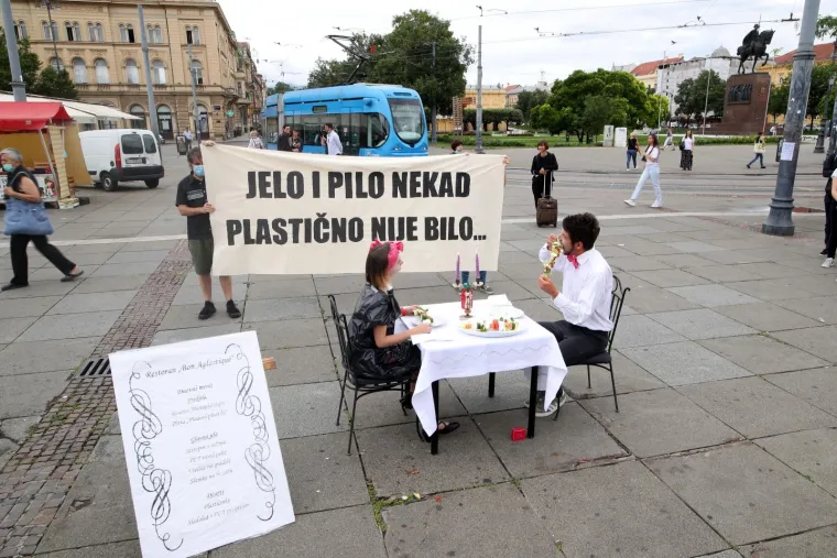 Zelena akcija izvela performans povodom Međunarodnog dana bez plastičnih vrećica