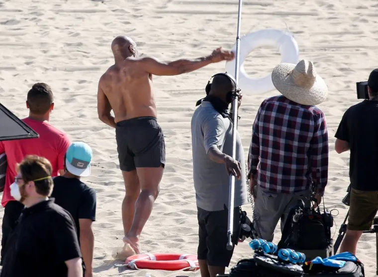 [FOTO] KAO U NAJBOLJIM DANIMA: Mike Tyson trenirao na plaži u stilu Rockyja, u fantastičnoj je formi s 54 godine