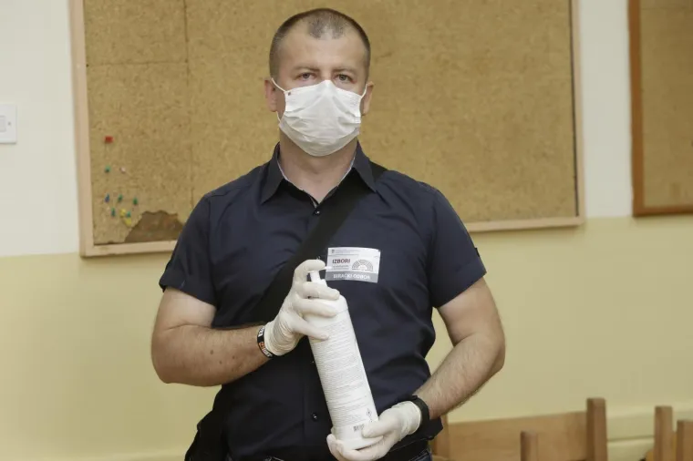 Čeka se u redovima! Velika gužva na otvorenju birali&scaron;ta u Mostaru za izbore u Hrvatskoj: Maske se nose, distance nema