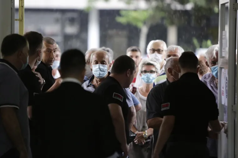 Čeka se u redovima! Velika gužva na otvorenju birali&scaron;ta u Mostaru za izbore u Hrvatskoj: Maske se nose, distance nema