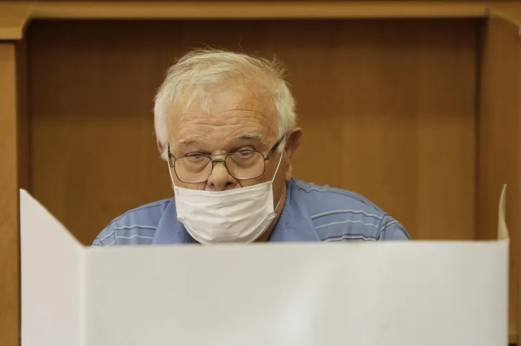 Čeka se u redovima! Velika gužva na otvorenju birali&scaron;ta u Mostaru za izbore u Hrvatskoj: Maske se nose, distance nema