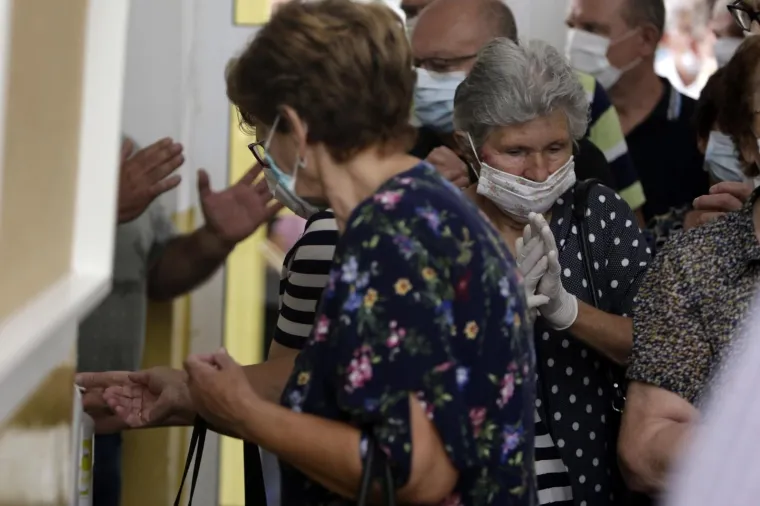 Čeka se u redovima! Velika gužva na otvorenju birali&scaron;ta u Mostaru za izbore u Hrvatskoj: Maske se nose, distance nema