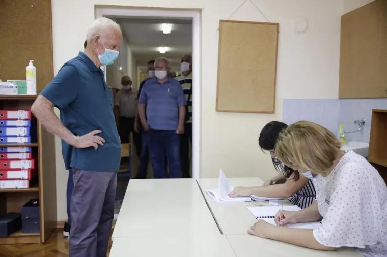 Čeka se u redovima! Velika gužva na otvorenju birali&scaron;ta u Mostaru za izbore u Hrvatskoj: Maske se nose, distance nema
