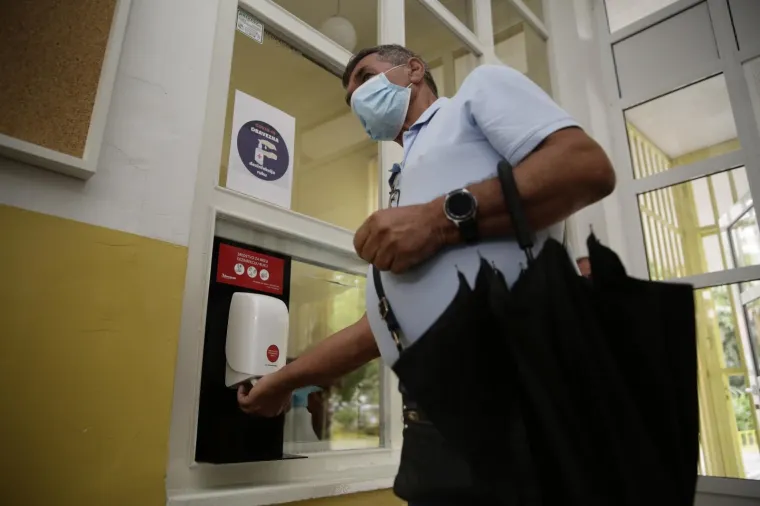 Čeka se u redovima! Velika gužva na otvorenju birali&scaron;ta u Mostaru za izbore u Hrvatskoj: Maske se nose, distance nema