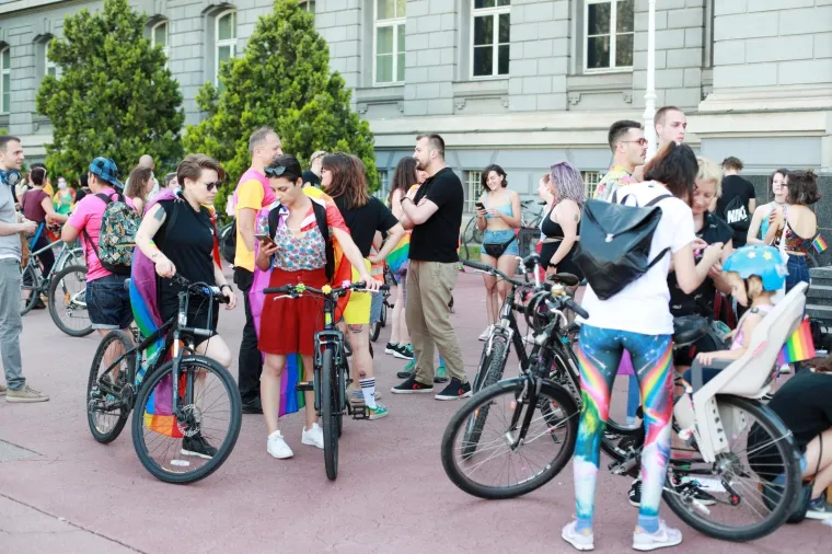 PRVI ZAGREBAČKI PRIDE RIDE: Šarena povorka na biciklima prošla središtem grada