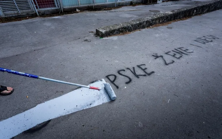 Sramota! Na biračkom mjestu u Splitu osvanuo odvratan protusrpski grafit