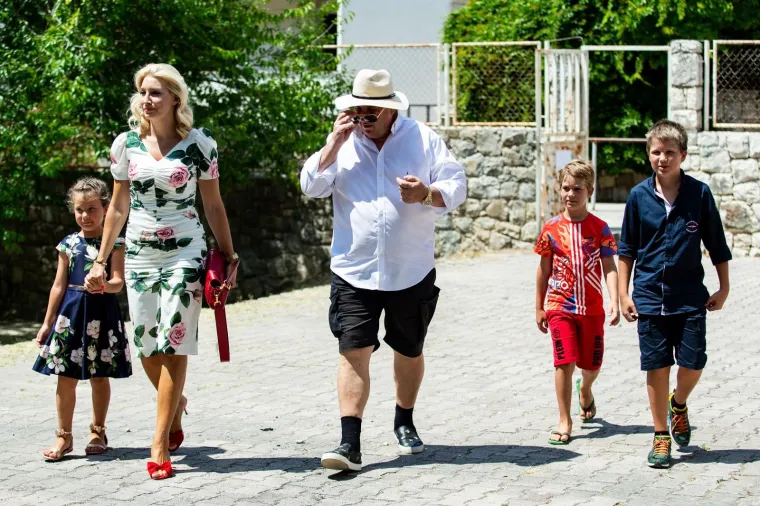 Jakov i Željko u drugom planu: Biv&scaron;a predsjednica Kolinda Grabar-Kitarović i Fani Kerum ukrale pažnju na izborima