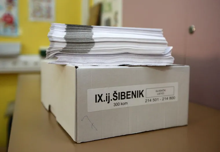 Građani pohrlili na birališta širom Hrvatske: Mnogi pod maskama i sa svojim olovkama, mnogi bez ičega
