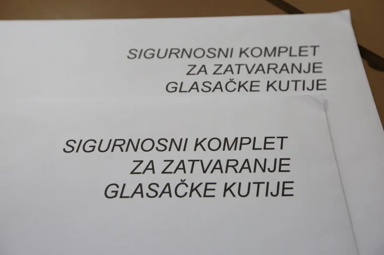 Građani pohrlili na birališta širom Hrvatske: Mnogi pod maskama i sa svojim olovkama, mnogi bez ičega