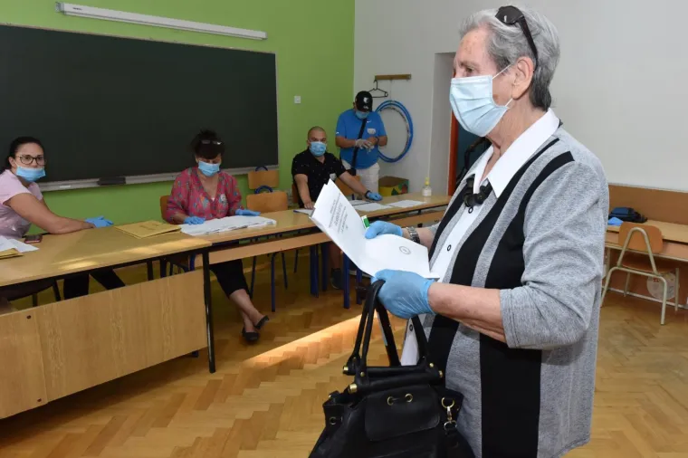 Građani pohrlili na birali&scaron;ta &scaron;irom Hrvatske: Mnogi pod maskama i sa svojim olovkama, mnogi bez ičega
