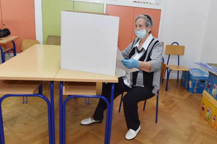 Građani pohrlili na birali&scaron;ta &scaron;irom Hrvatske: Mnogi pod maskama i sa svojim olovkama, mnogi bez ičega