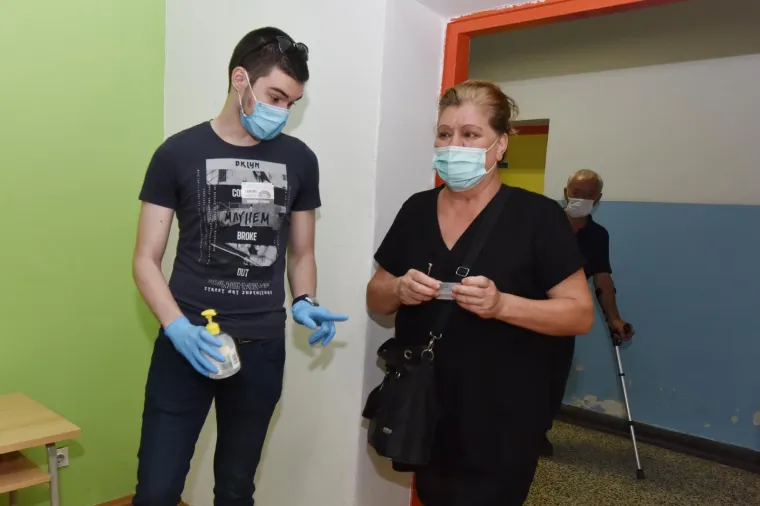 Građani pohrlili na birališta širom Hrvatske: Mnogi pod maskama i sa svojim olovkama, mnogi bez ičega