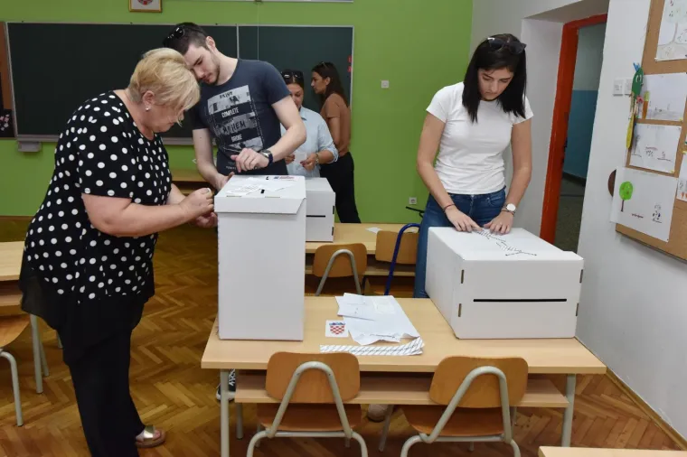 Građani pohrlili na birališta širom Hrvatske: Mnogi pod maskama i sa svojim olovkama, mnogi bez ičega